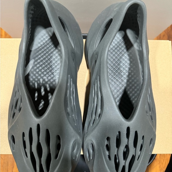 Yeezy Foam Runner “Carbon” - Picture 6 of 10